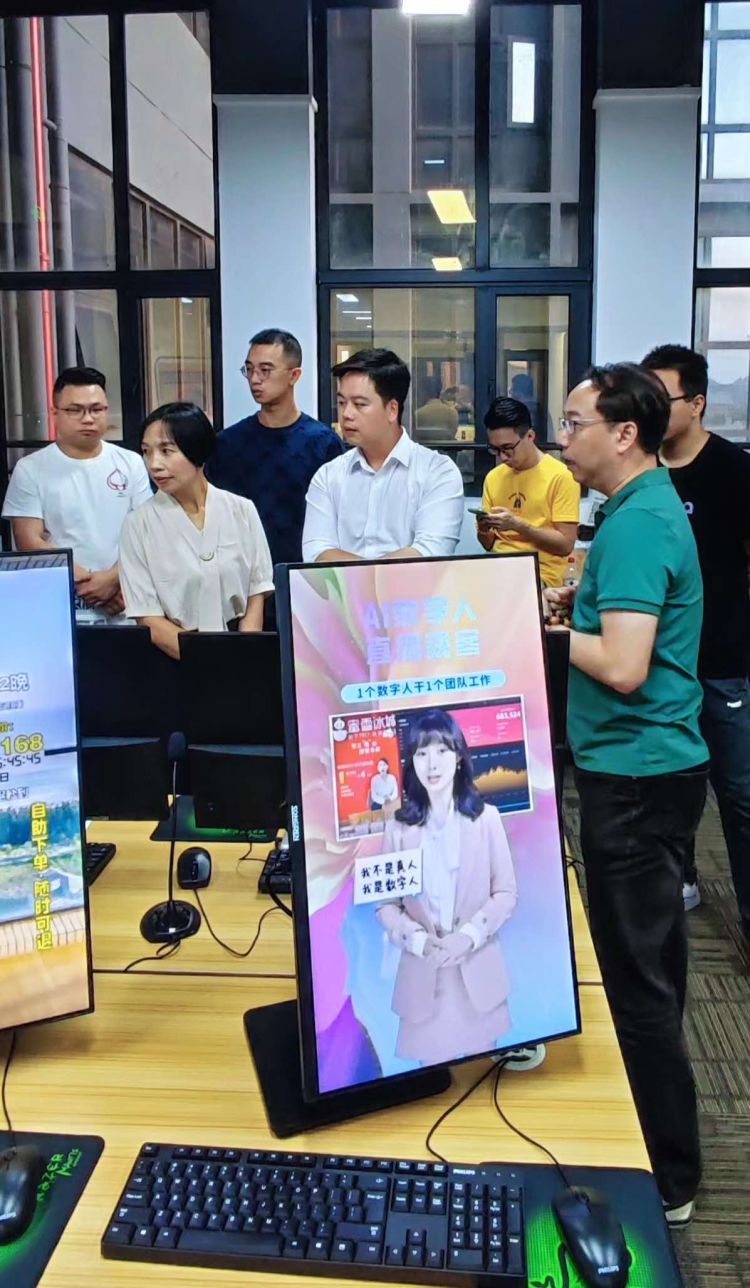 K8凯发基因董事长杨骁携手嘿桃公益共助青年创业活动现场